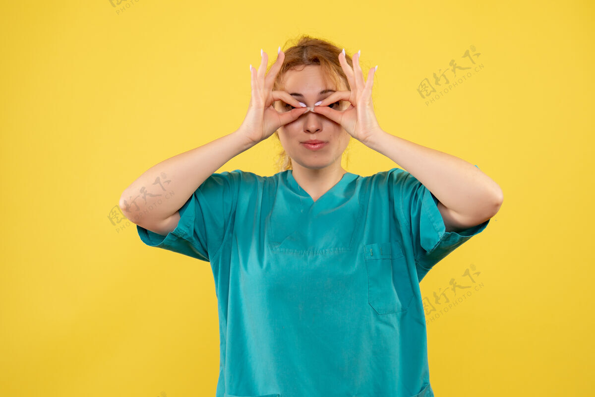 医疗前视图穿着医疗衬衫的女医生 护士颜色covid-19健康医生望远镜人漂亮
