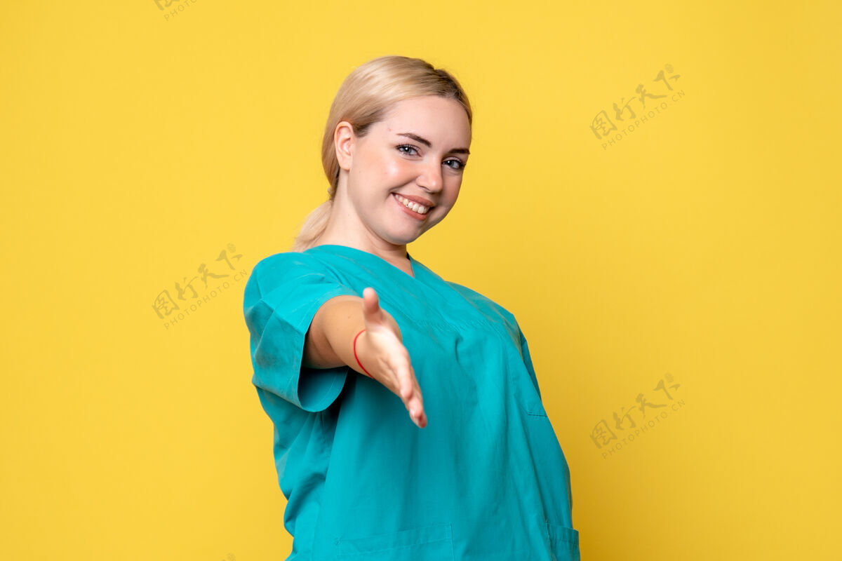 肖像正面图身穿医疗衬衫的女医生 护士医疗医院covid-19快乐情绪流行病