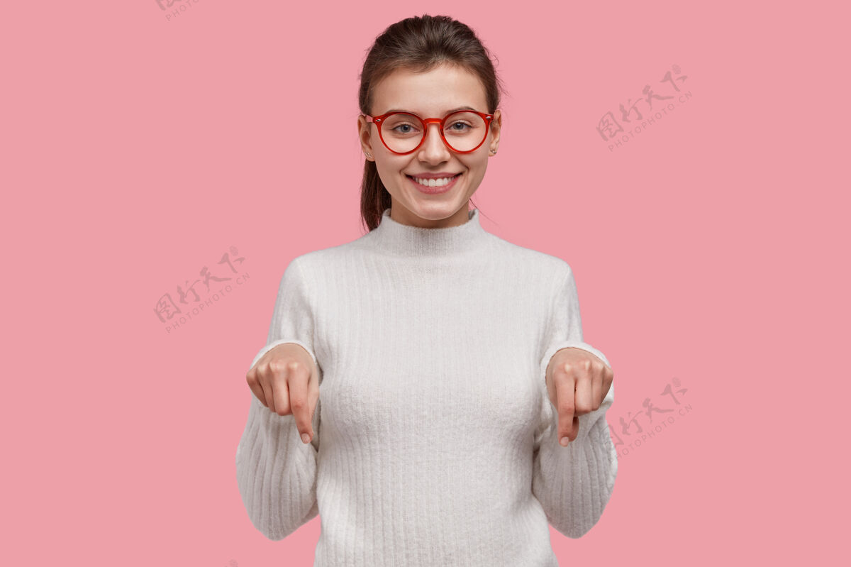 黑发年轻的黑发女人穿着白毛衣 戴着红眼镜女人肖像年轻人