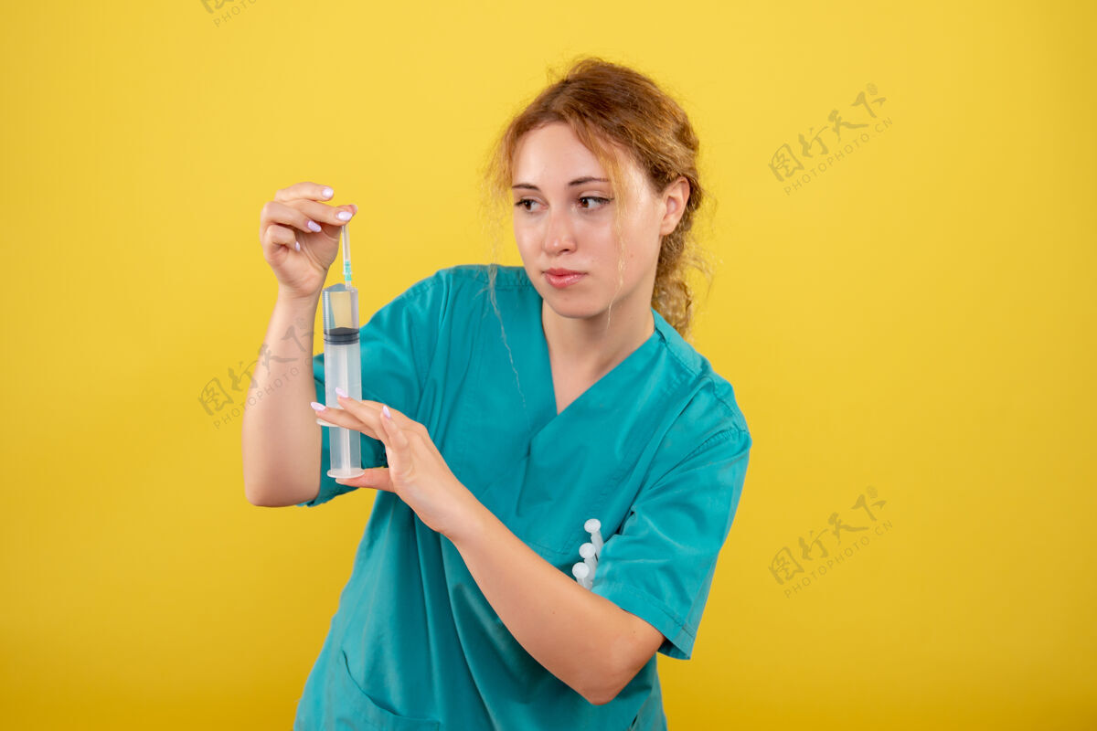女医生正面图女医生穿着医用衬衫手持注射剂 彩色covid-19健康情感大流行病毒情绪人注射