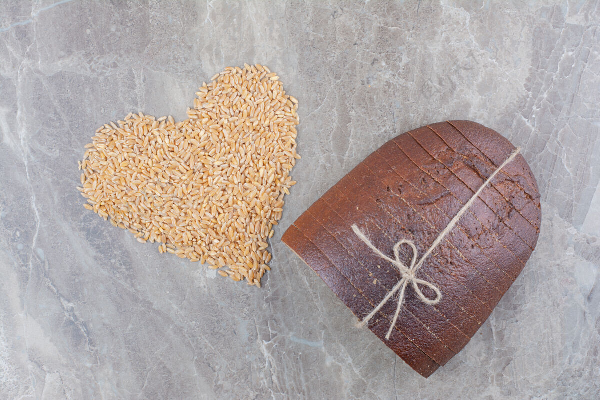 食品在大理石表面涂上燕麦粒的棕色面包片膳食谷物面包