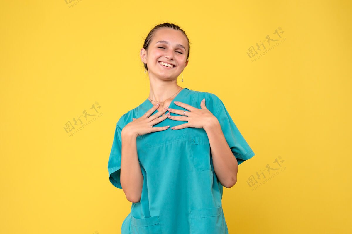 护士前视图穿着医用衬衫的女医生 covid-19健康病毒彩色护士时尚人人