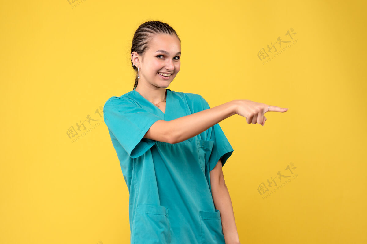 女医生前视女医生穿着医疗衬衫 医护人员情感covid彩色护士成人护士女人