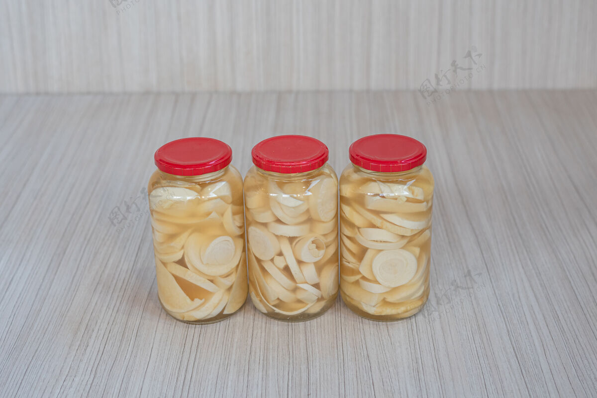 配料在白色木质表面的罐子里保存瓜里罗巴健康自制保存
