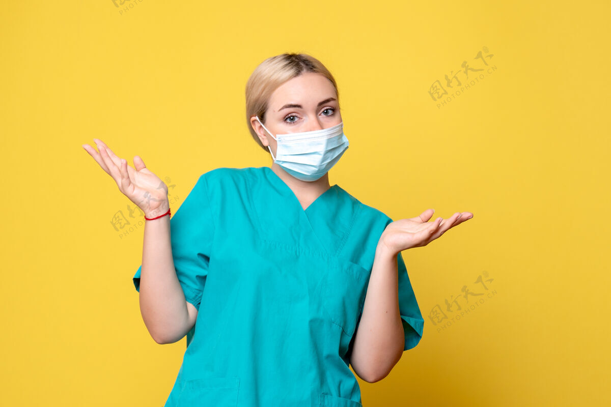 成人前视图穿着医用衬衫和面罩的女医生 医院covid-19卫生大流行医生女性表情人物