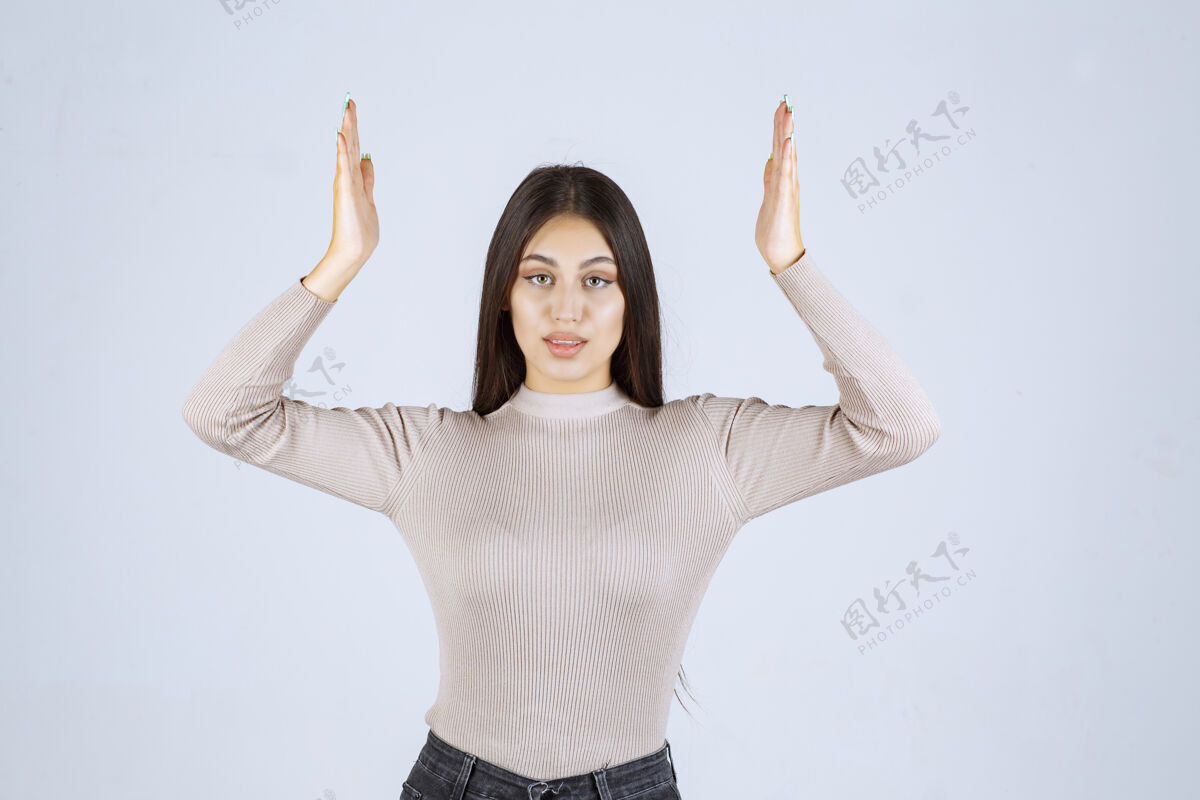 服装穿灰色衬衫的女孩举起双手女人人体模型注意力