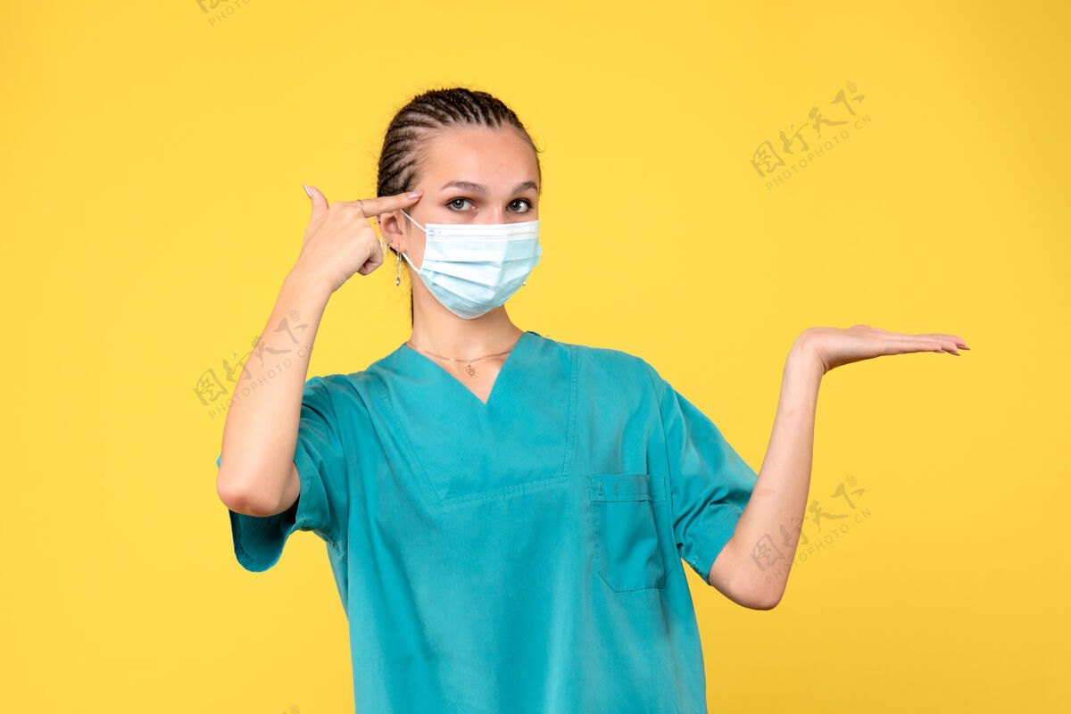 女性前视图穿着医用衬衫和面罩的女医生 医疗保健护士病毒covid-19医院成人人物女性