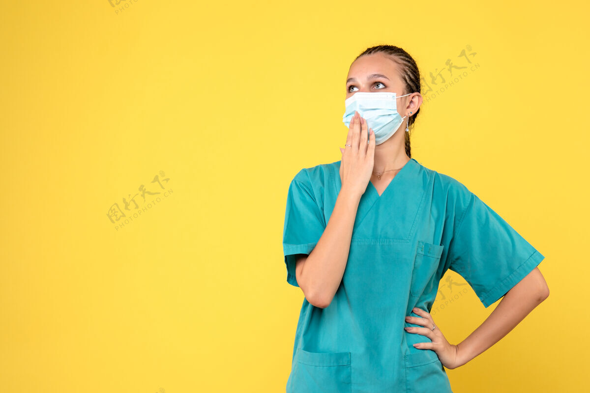女性正面图：身穿医用衬衫和面罩的女医生 medichealth病毒大流行covid-19医院微笑人人