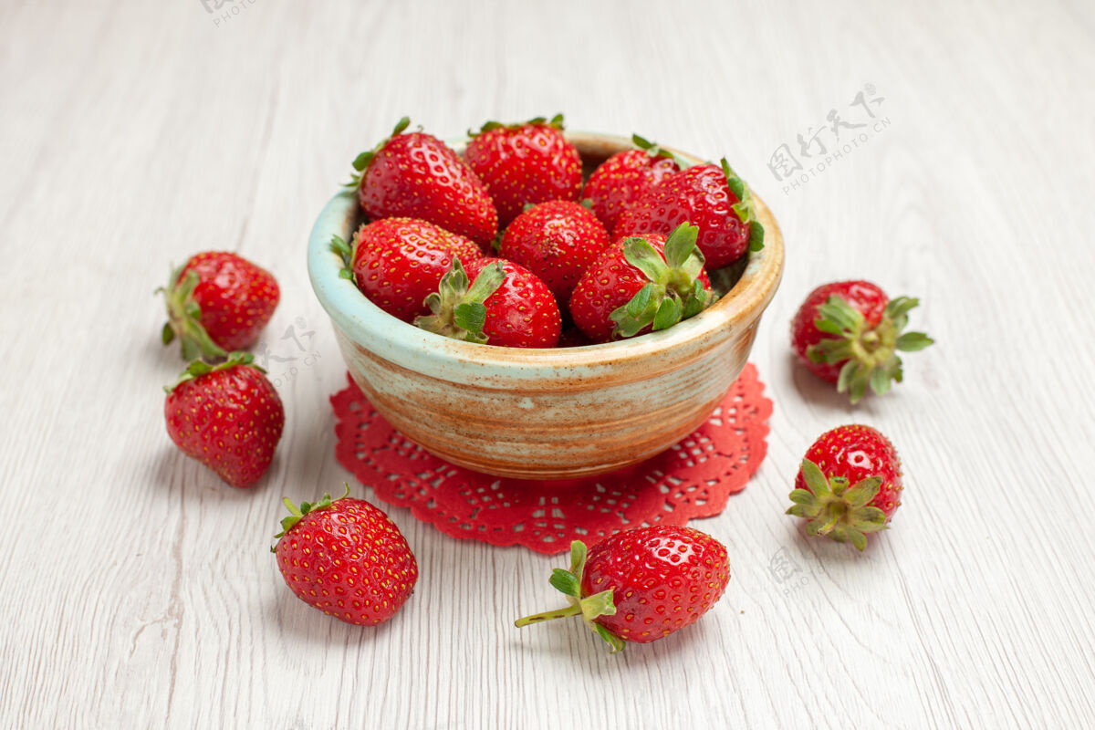 食品正面图白色办公桌上的红色草莓红色水果浆果新鲜水果可食用水果新鲜