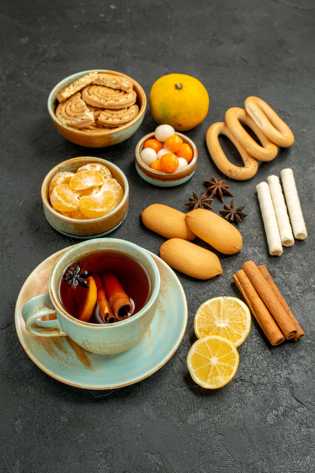 饼干前视一杯茶加糖果饼干和水果放在灰色的茶几上甜甜的饼干小吃茶杯子