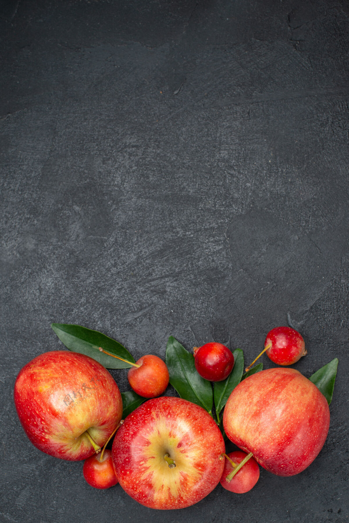 食品从远处俯瞰水果美味的水果和带叶子的浆果桃苹果多汁