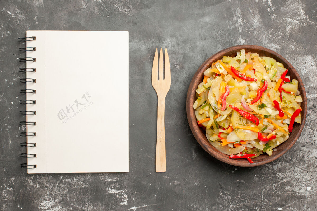 炊具顶部特写视图沙拉开胃蔬菜沙拉在碗木制叉子笔记本碗盘子饭