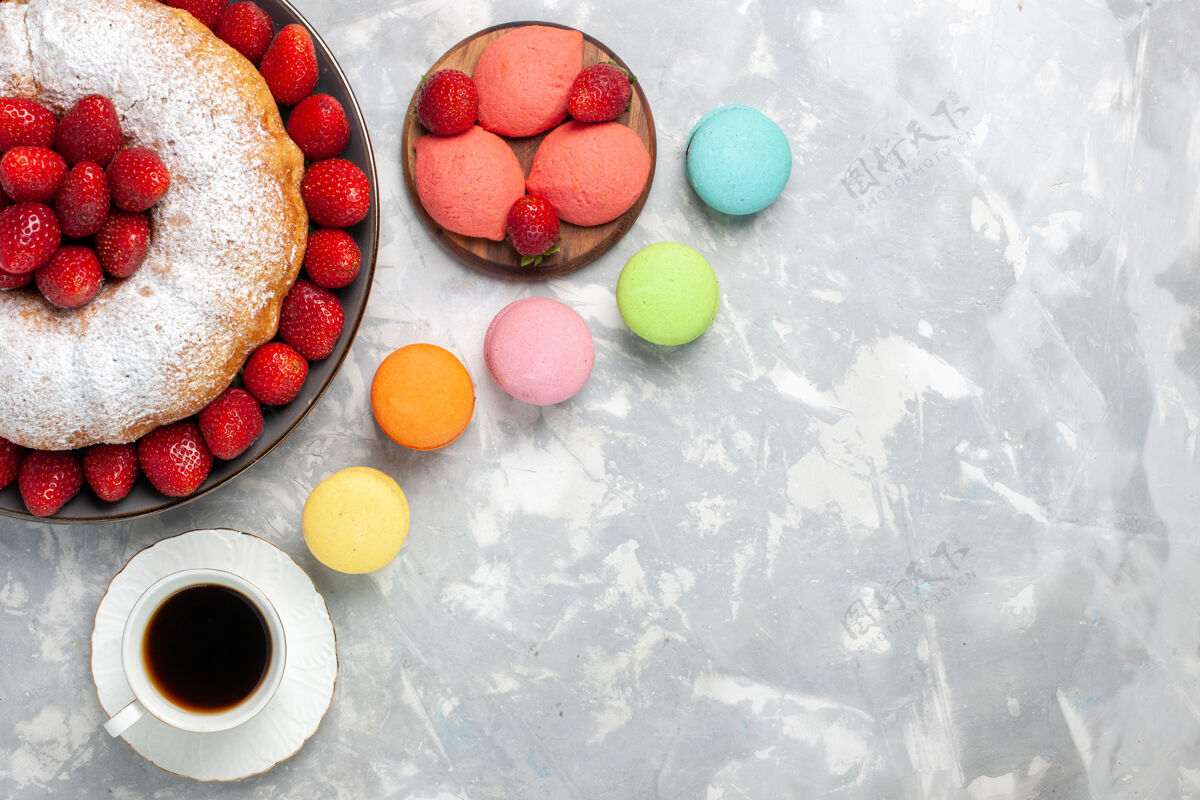 咖啡俯瞰美味的草莓派和麦卡龙在白色糖果美味茶