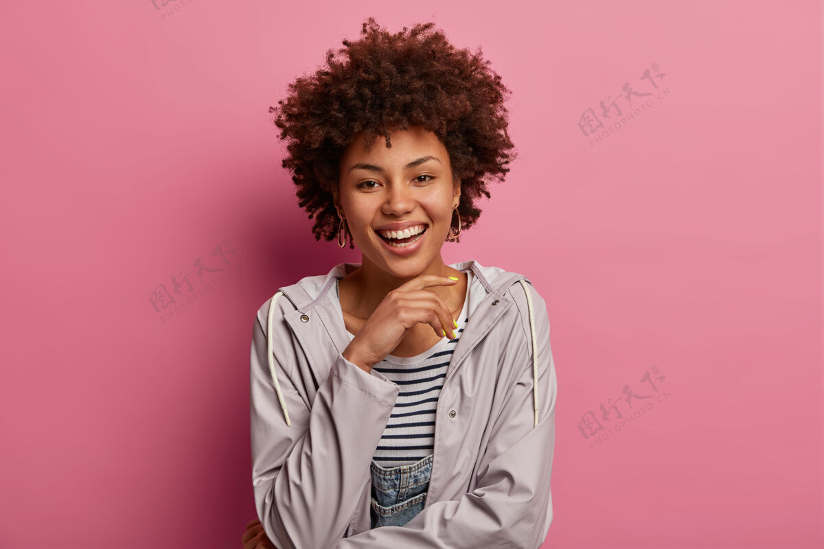 夹克可爱乐观的女人 非洲式发型 穿着休闲的阿诺克女性真诚无忧无虑