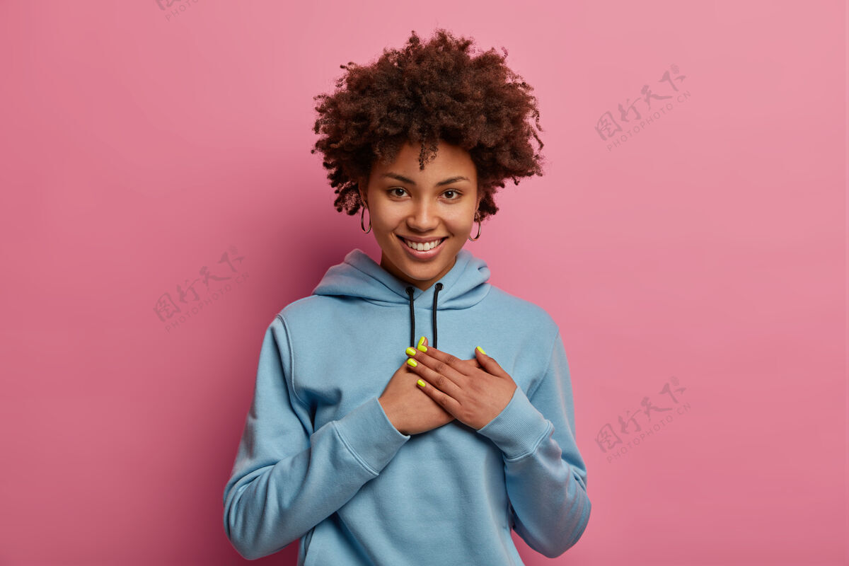 魅力美丽微笑的美国黑人妇女做感恩的手势 欣赏温馨的话语肖像女性心