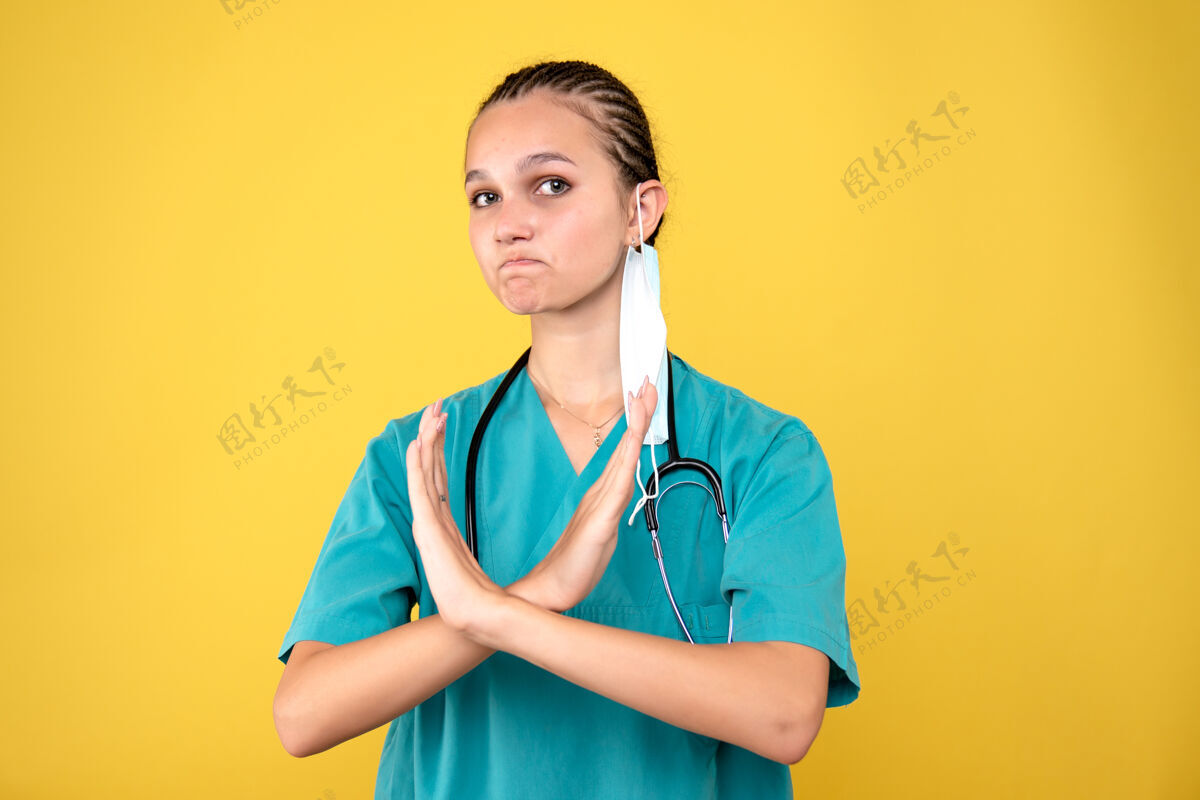 医生黄墙上女医生摘下口罩的正面图正面药品健康