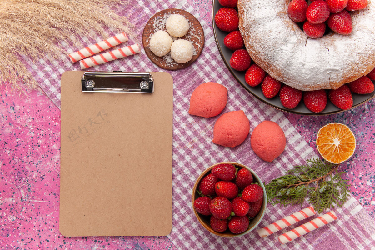 早餐顶视图糖粉派草莓蛋糕与粉红色蛋糕上的粉红色健康浆果饮食