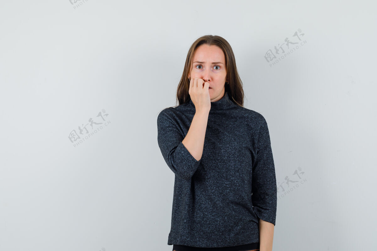 肖像穿衬衫的年轻女士情绪激动地咬着指甲 看上去很焦虑自然头部清洁