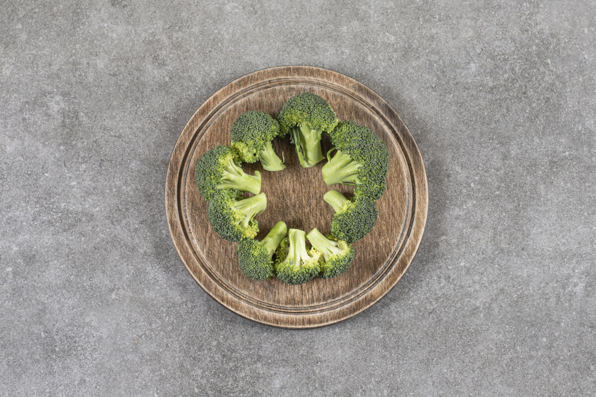 生的成熟的花椰菜放在木板上 放在大理石桌上有机成熟的蔬菜