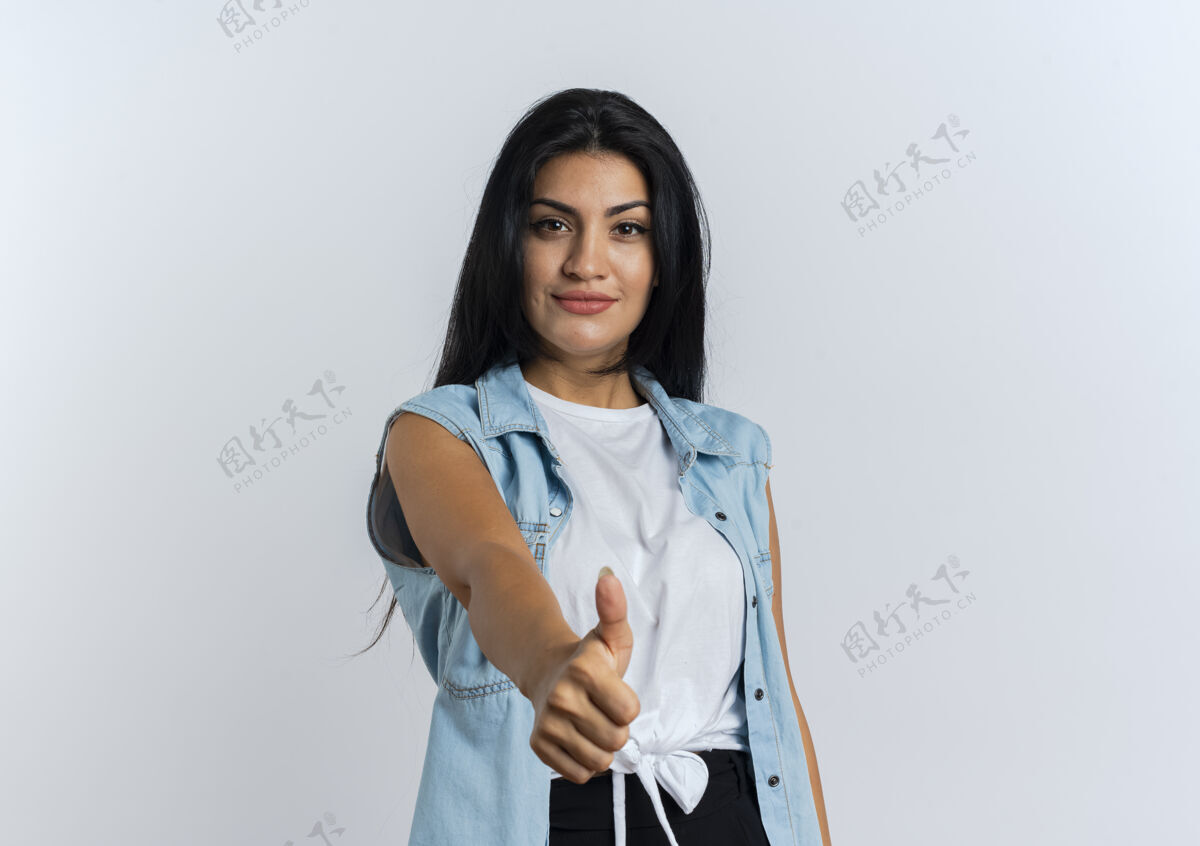 年轻自信的年轻白人女孩竖起大拇指看拇指复制空间
