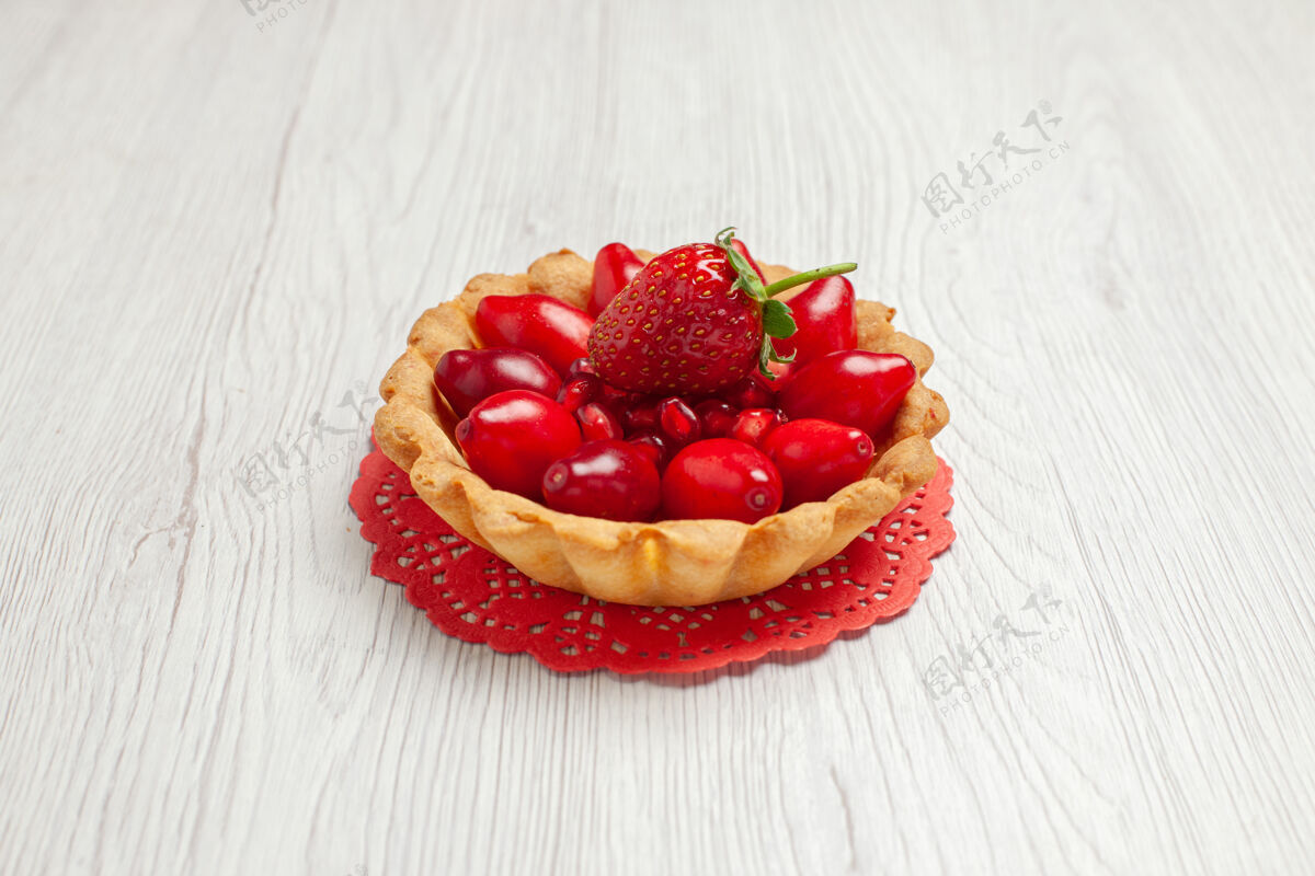 办公桌前视美味的小蛋糕 白色桌上有水果 甜点饼干新鲜农产品美味