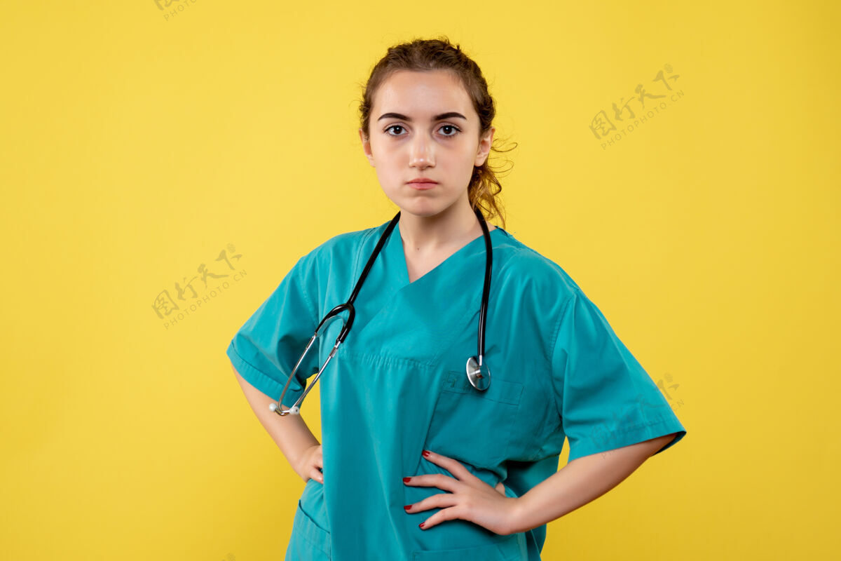 人正面图女医生穿着医用衬衫怒气冲冲 彩色病毒covid-19制服情绪健康健康护士颜色