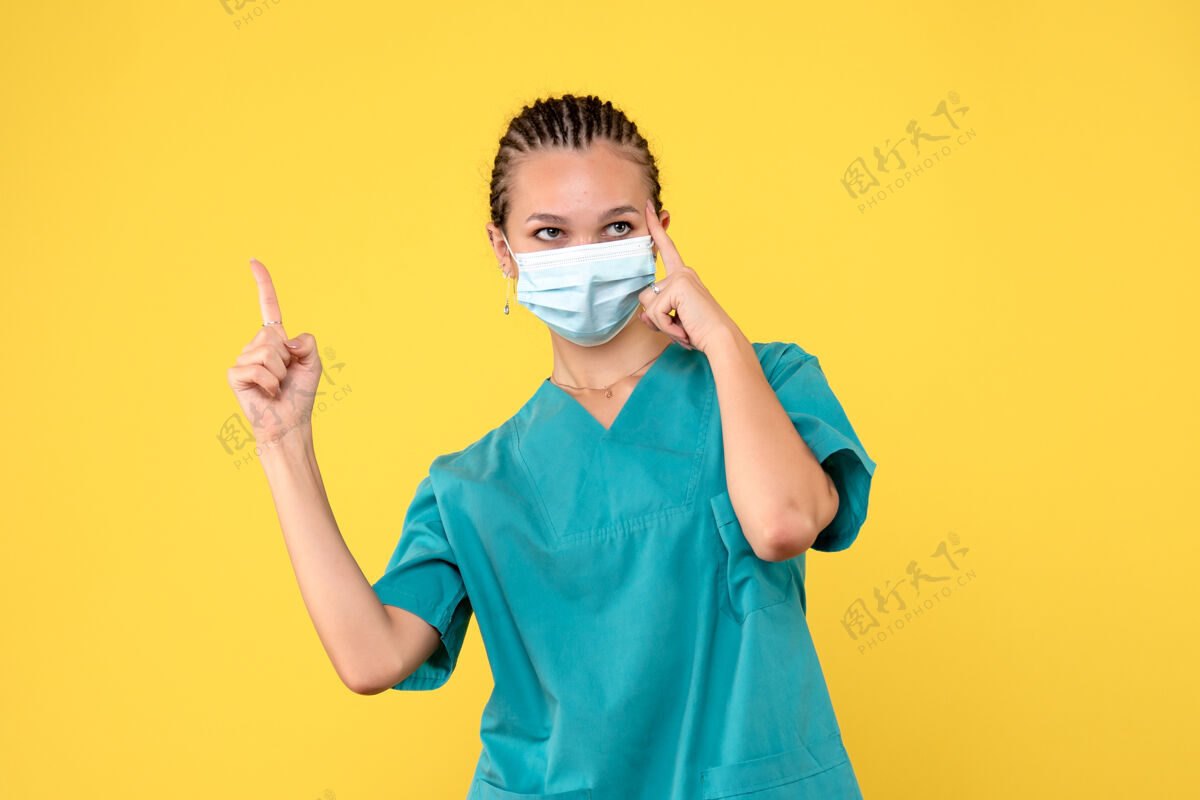女医生正面图女医生穿着医用衬衫 戴着口罩 护士大流行病毒-19医院健康女性医疗人物