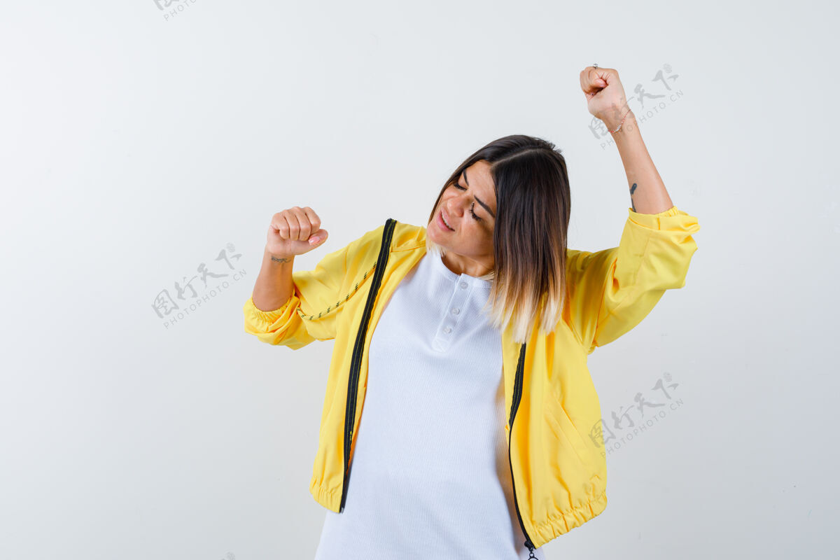 手势女选手在t恤衫 夹克衫上展示胜利者的姿态 看起来很开心夏天商业女士