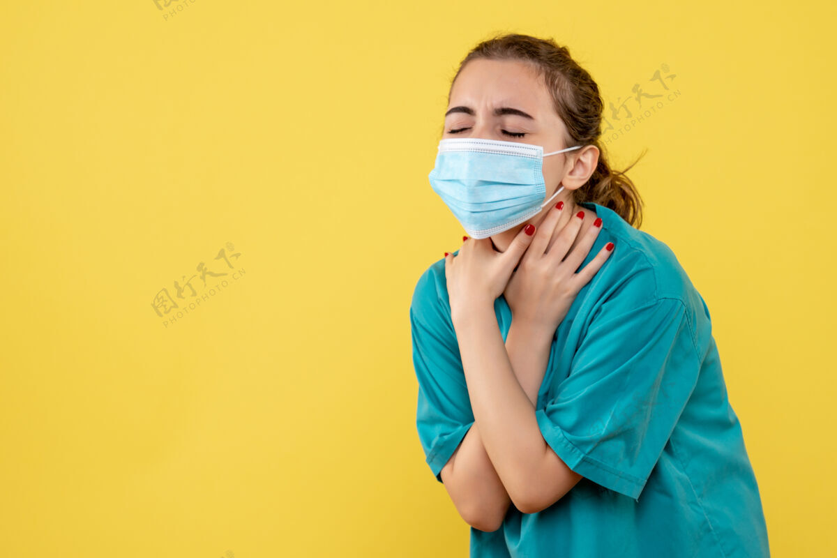 女医生正面图女医生穿着医用衬衫 戴着口罩 喉咙痛 大流行健康病毒covid-19颜色制服病人女人人