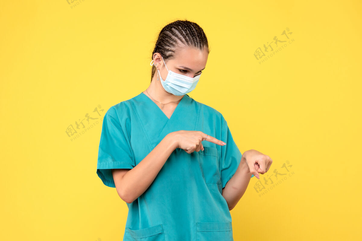 成人前视图穿着医用衬衫和面罩的女医生 大流行医疗保健护士covid-19医院健康人物女医生