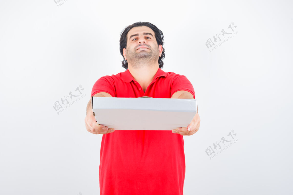 内容成熟的男性伸出双手给披萨盒红色t恤 看起来很自信前视图盒子老年人生活方式