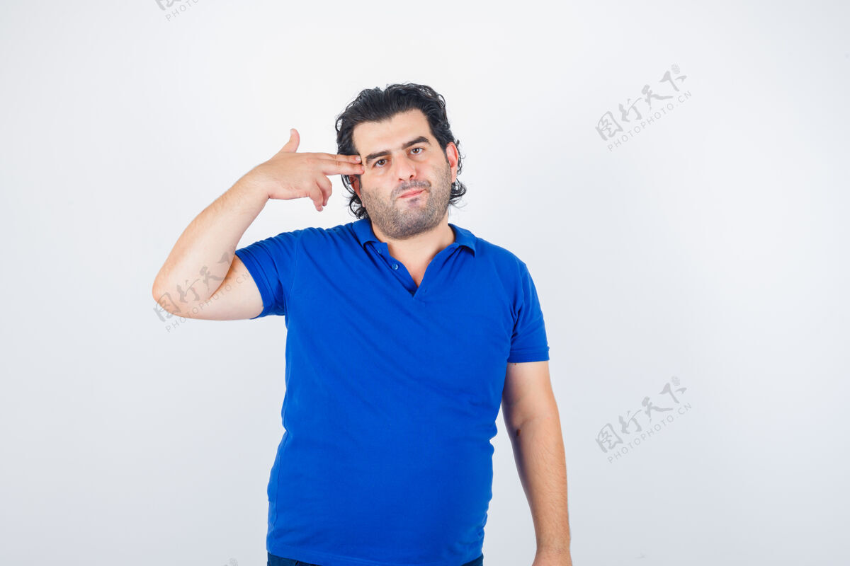 人一幅成年男子身着蓝色t恤展示自杀姿势的肖像 正看着沉思的前视图衬衫宁静男性