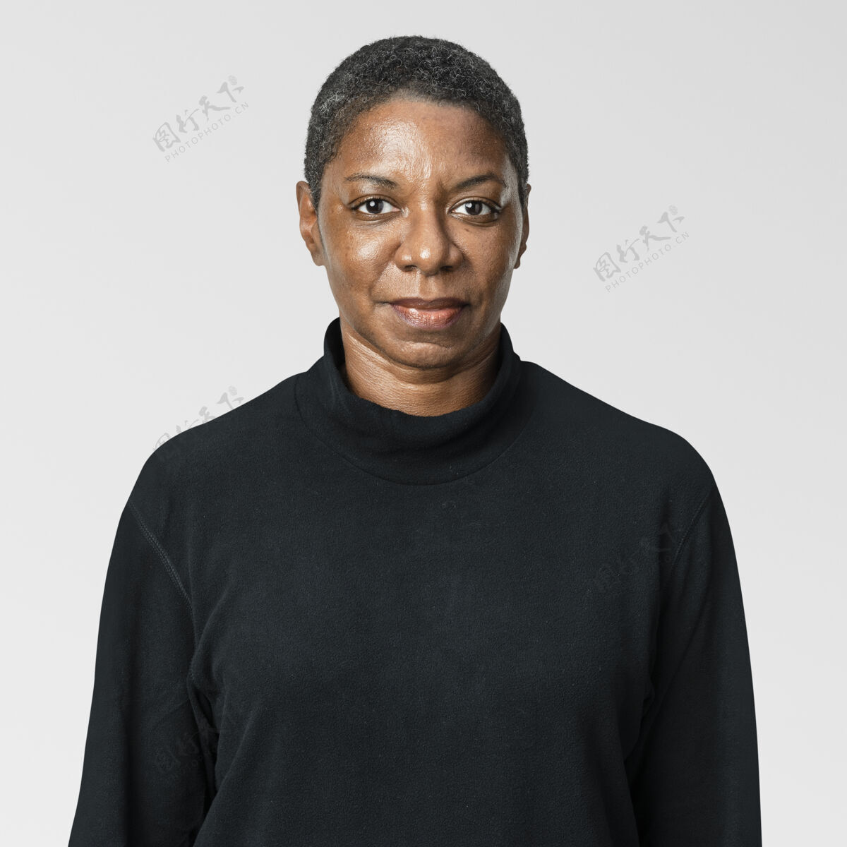 姿势穿黑色长袖T恤的非洲裔美国妇女肖像微笑向前长袖