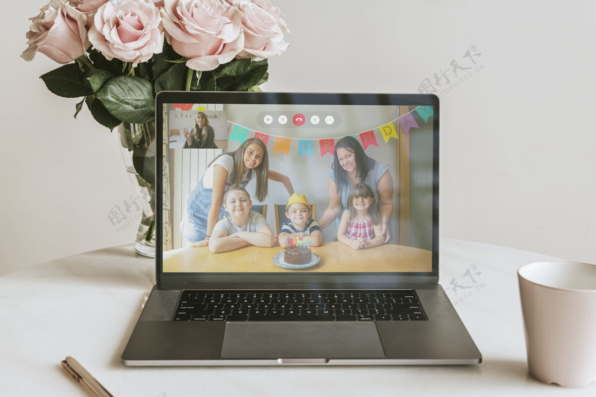 人虚拟生日派对通过视频通话在笔记本电脑上的新常态孩子通话庆典