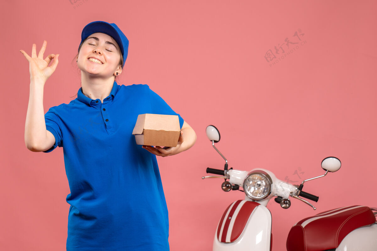包装正面图粉色工作服上的女快递员带着小食品包工作服服务工作披萨女自行车人高尔夫球员