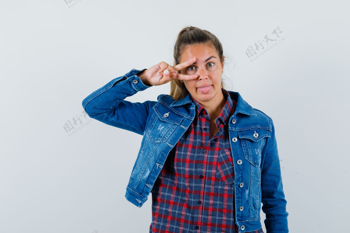 肖像身穿衬衫 夹克的年轻女子 眼睛上有v字标志 看上去很开心 正面视图休闲夹克视图