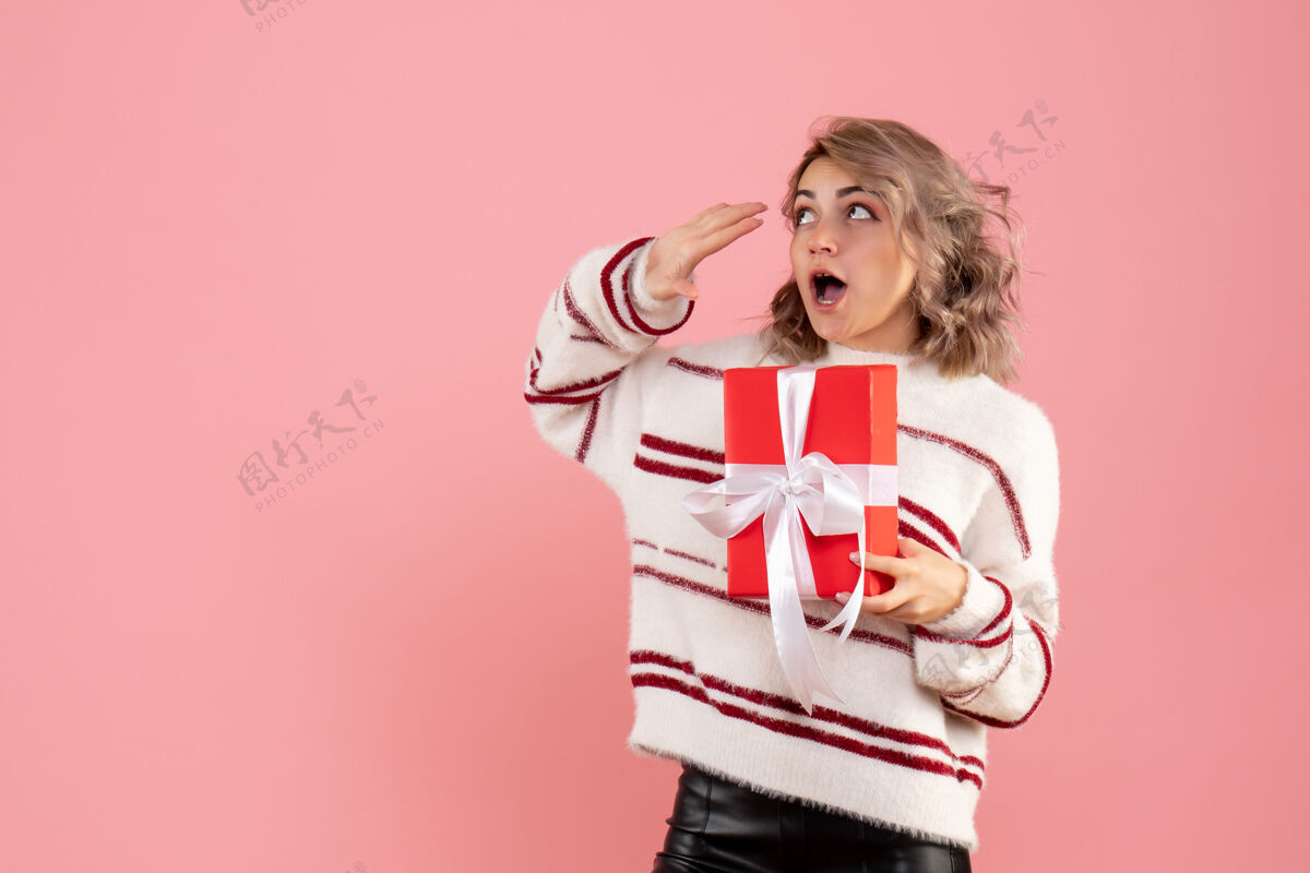 礼物前视图年轻女性与圣诞节礼物礼物人物情感