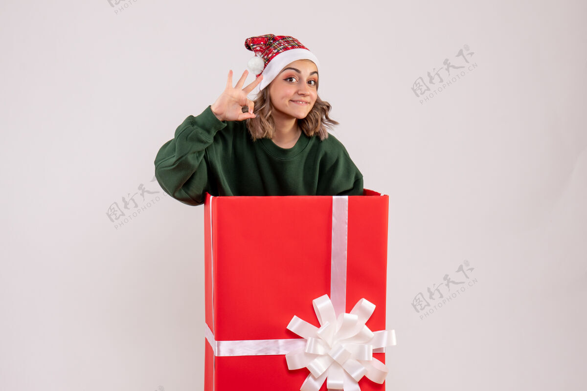 礼物正面图红色礼品盒内的年轻女性盒子年帽子