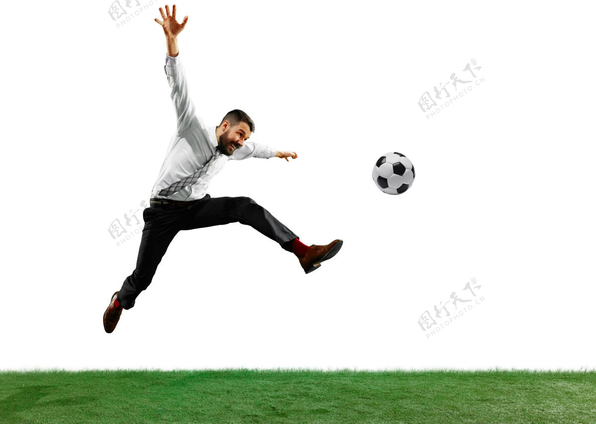 乐趣一个年轻的商人在白色背景下踢足球的全长镜头工作年轻比赛