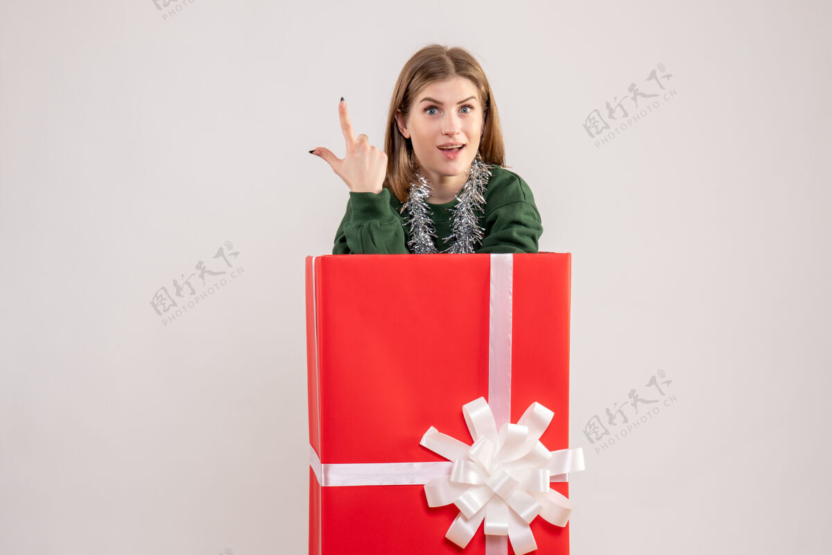 颜色礼物盒内年轻女性的正面图购物者盒子购物