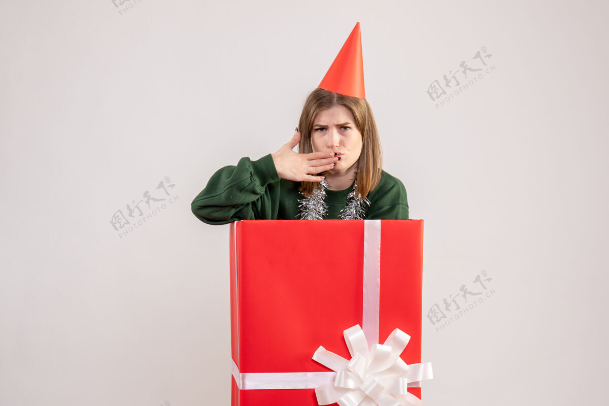 颜色礼物盒内年轻女性的正面图惊喜礼物节日