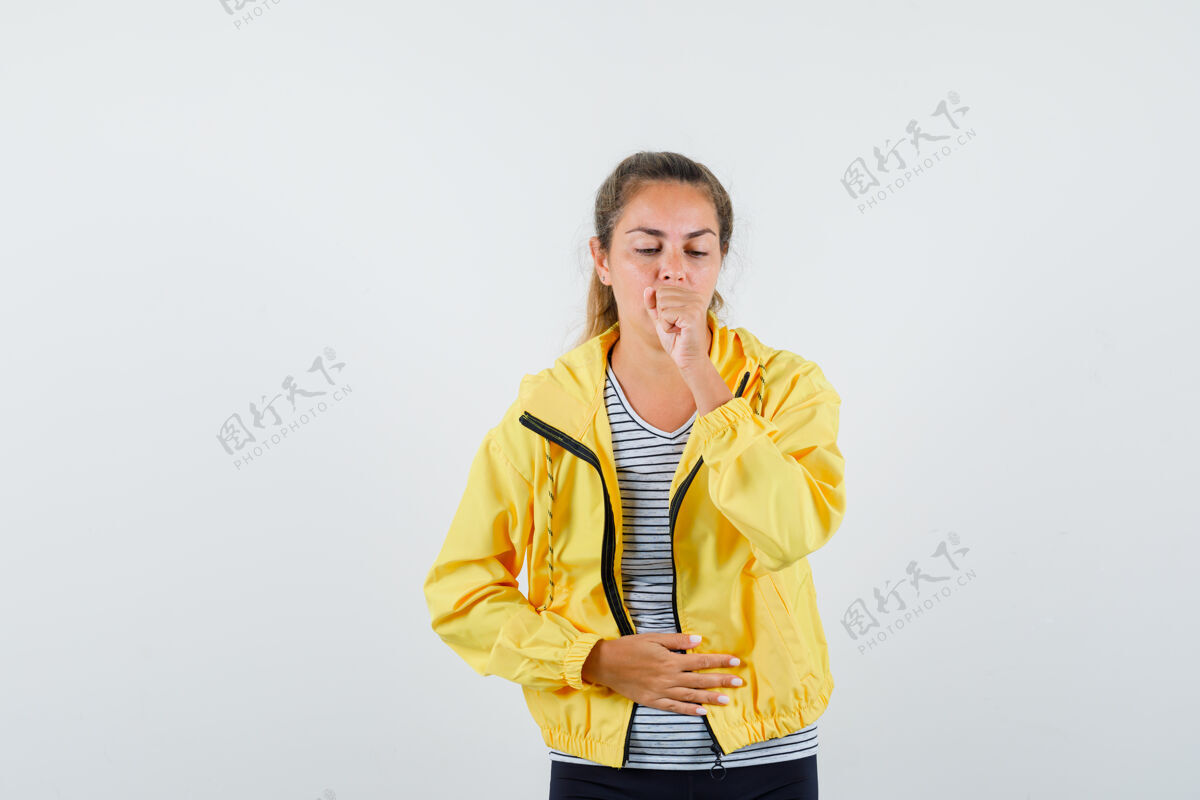 女士年轻女子咳嗽 穿着t恤衫 夹克衫 看上去很不舒服正视图风景手人