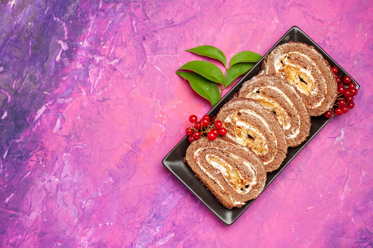 甜点粉色背景上的美味饼干卷俯视图新鲜胡椒派