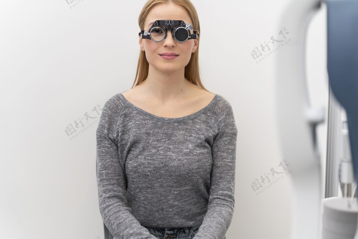 咨询女人在眼睛咨询视力诊所眼镜