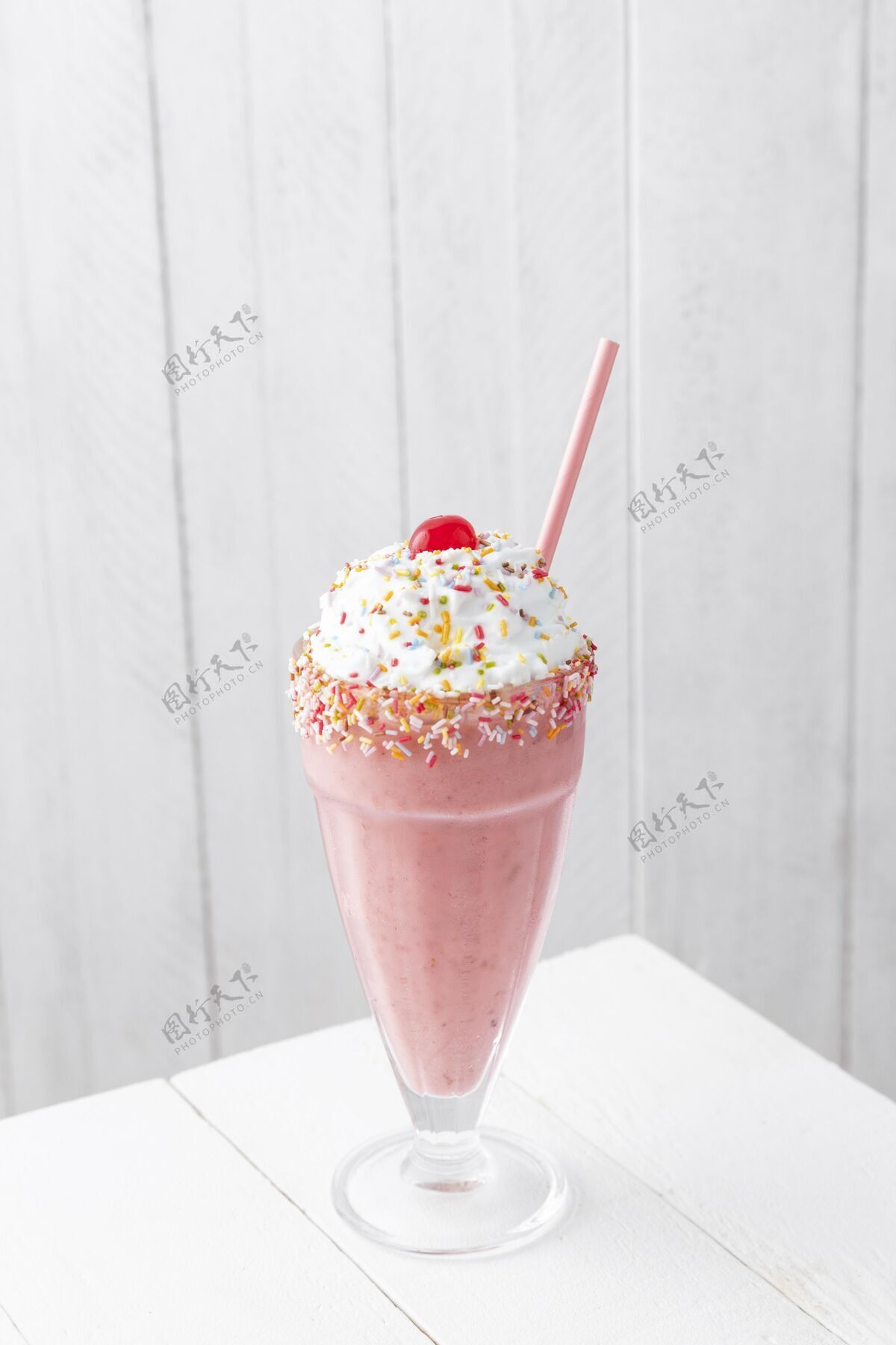 草莓奶昔桌上有草莓奶昔水果美味饮料草莓