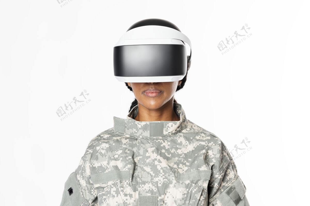 军队女军人戴着vr头戴军工科技仿真眼镜耳机