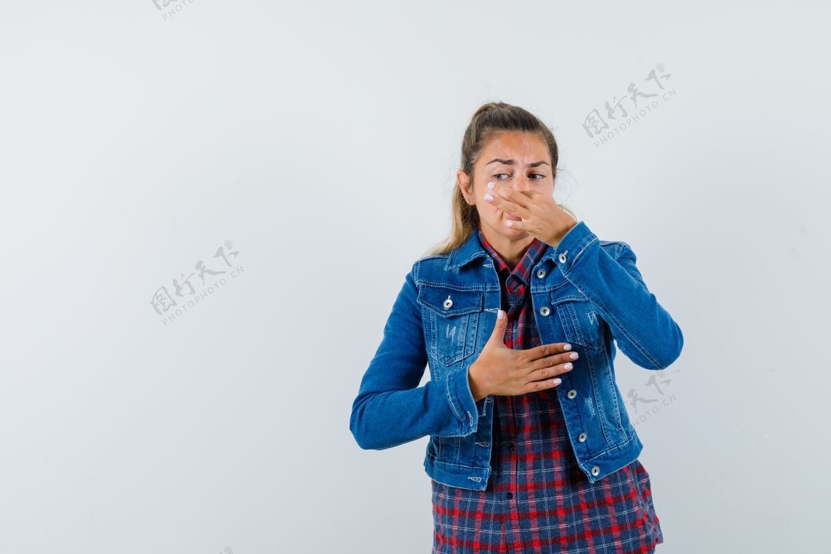 鼻子年轻的女士在衬衫 夹克夹鼻子 由于臭味和看起来恶心 前视图脸气味成人