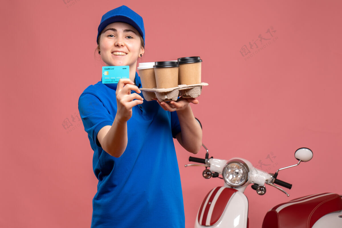 音乐家正面图：女快递员 带着咖啡和银行卡 骑着粉色的工作自行车 制服服务人员正面自行车送货