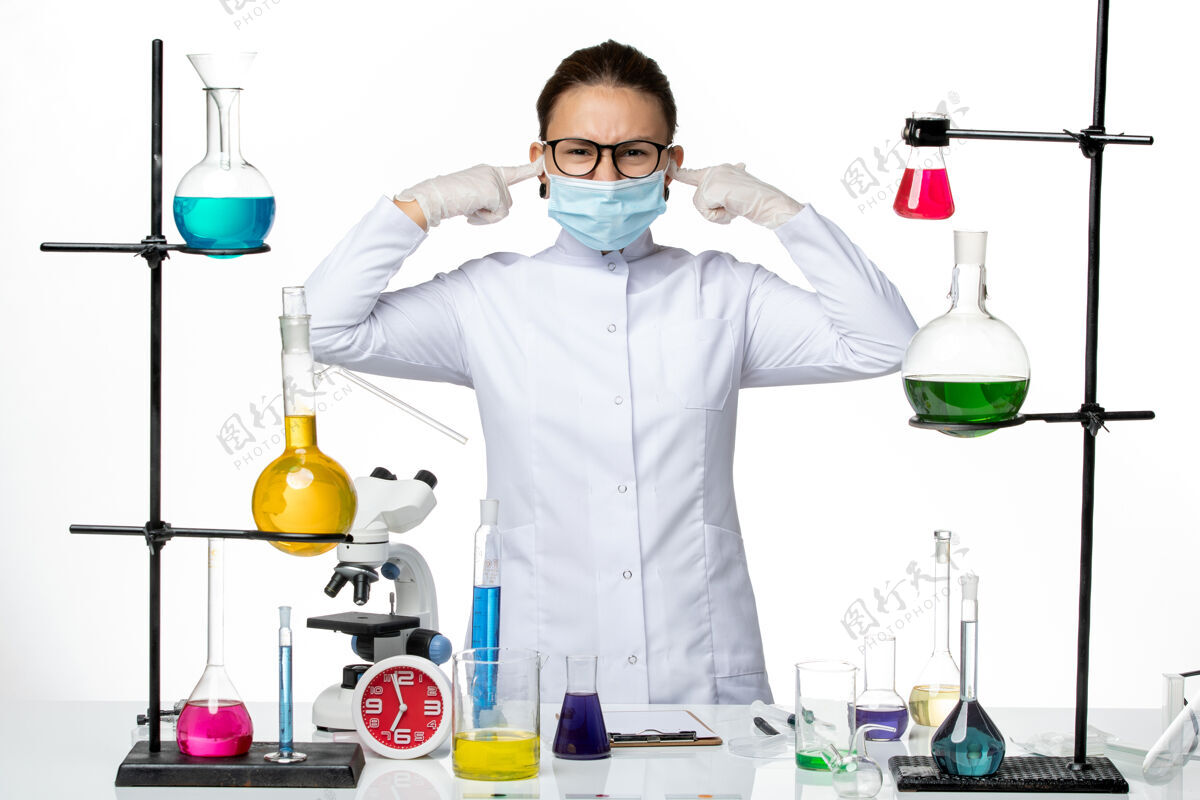 西装前视图：穿着医疗服的女化学家戴着面罩 在白色背景上闭着耳朵病毒化学实验室covid-splash实验室实验室药物
