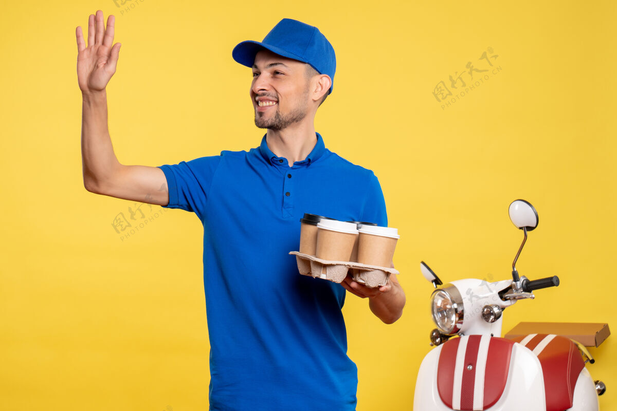观点正面图男性快递员拿着送咖啡的黄色员工服务工作情绪送制服自行车球员黄色咖啡